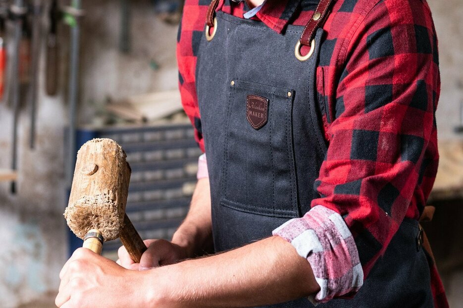 Alaskan Maker Tablier n° 547 cuir noir Alaskan Maker Tablier n° 547 cuir noir